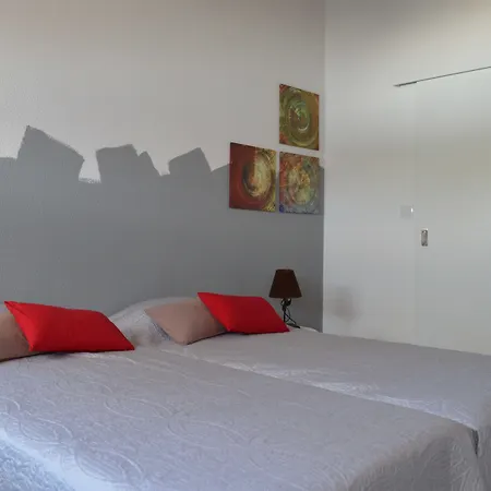 Casa70 3* セトゥーバル